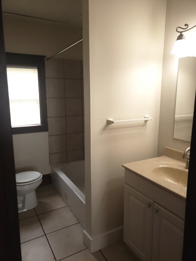 Building Photo - 319 Chicago Ave