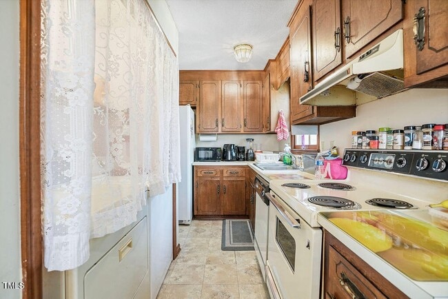 Building Photo - 886 Rollins Rd