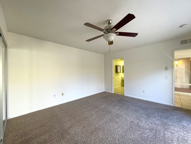 Building Photo - AVAILABLE NOW!  3 Bedroom 2 Bathroom Condo...