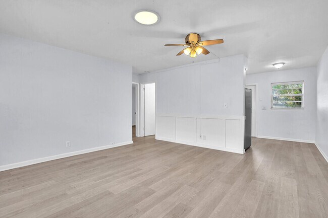 Building Photo - 112 Sandal Ln