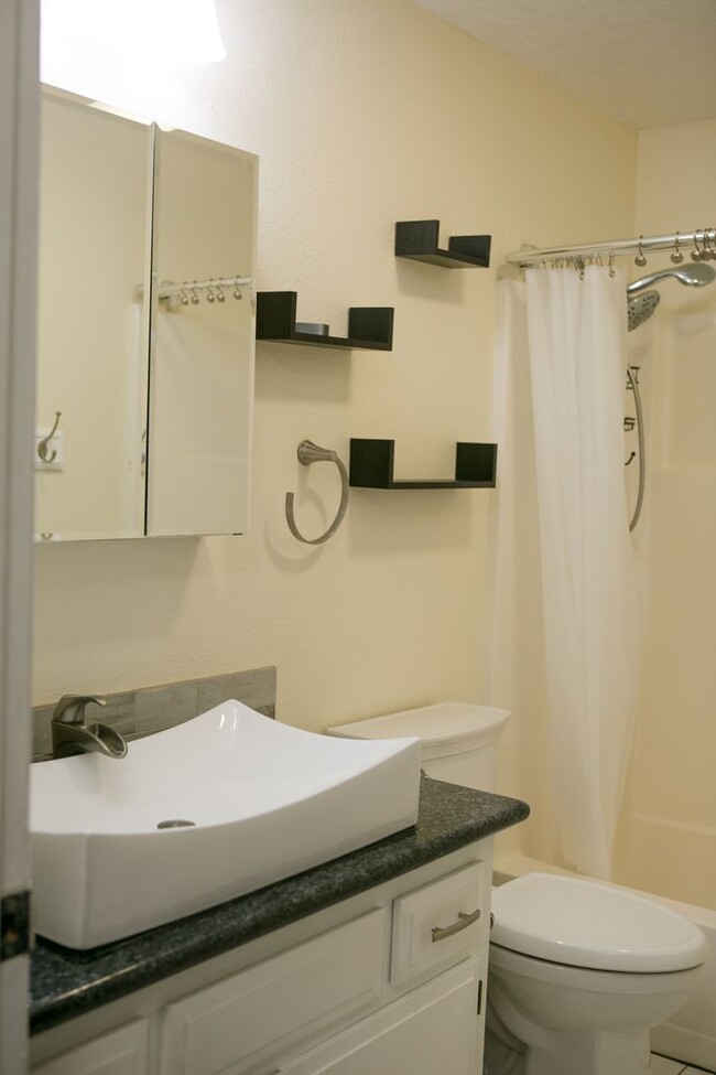 Building Photo - 4 bedroom 3 bath house for rent- Great loc...