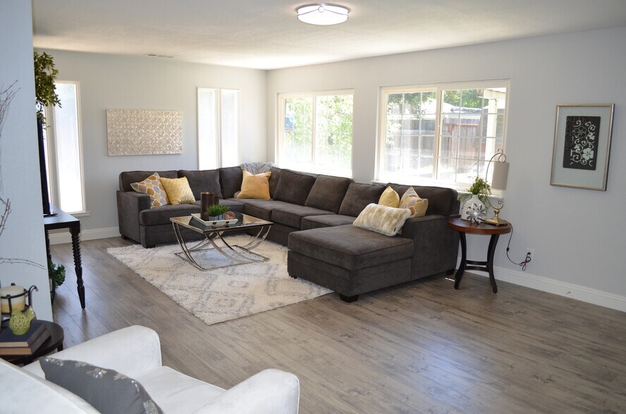 Living room area - 2355 Geraldine Dr