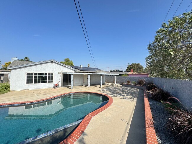 Building Photo - Beautiful 4Bd/2Ba Home w/Pool, Fully Fenced Large Backyard in Corona!