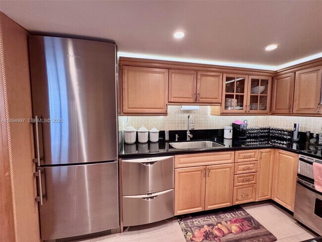 Building Photo - 6061 Collins Ave