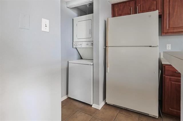 Building Photo - 3420 Country Club Dr W