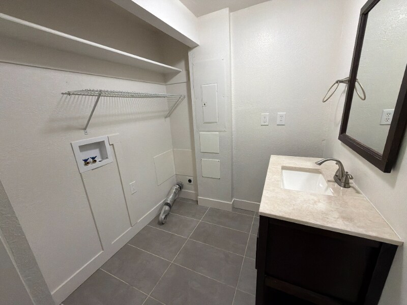 Building Photo - 8401 Peakview Dr