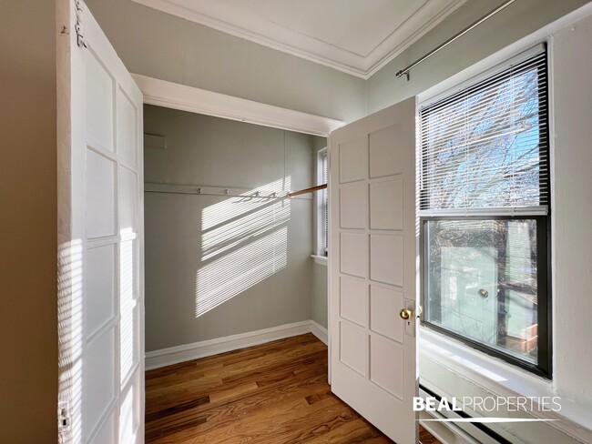 Building Photo - 4614 N Paulina St