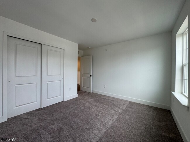 Building Photo - 71 Eastwood Ter