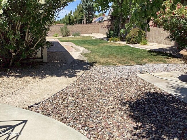 Building Photo - 43430 Sierra Vista Dr
