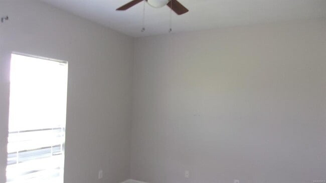 Building Photo - 826 Bluegrass Dr