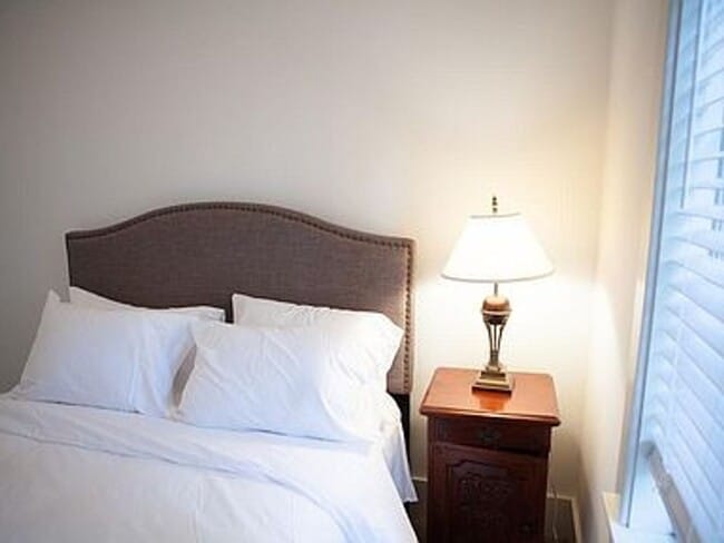 Building Photo - Upstairs Unit Only. Fabulous fully furnished 1BR/1BA Hillsboro cottage