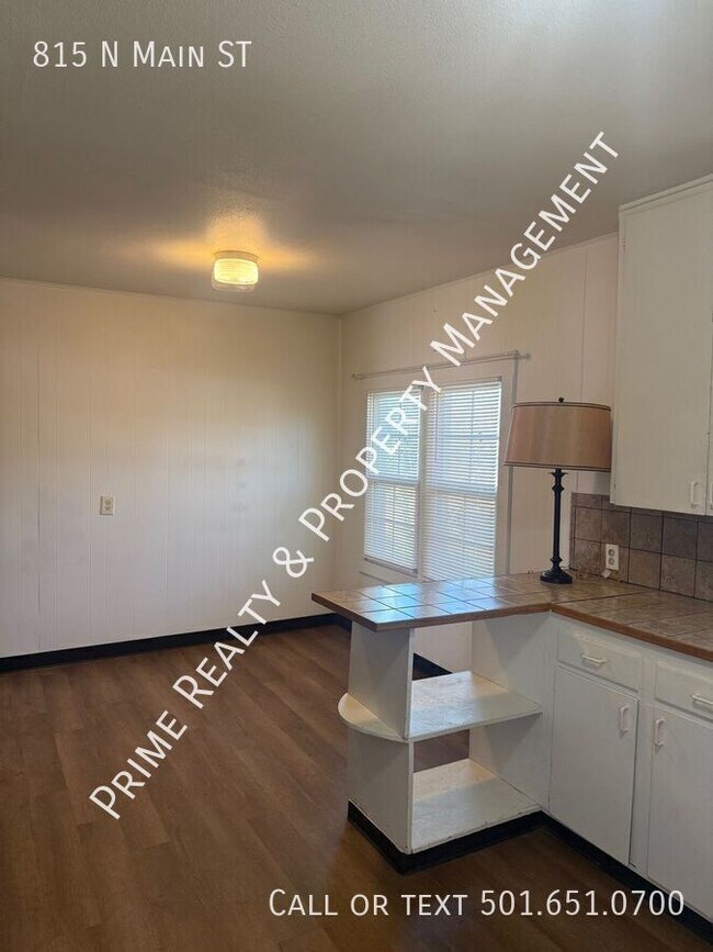 Building Photo - 815 N Main St