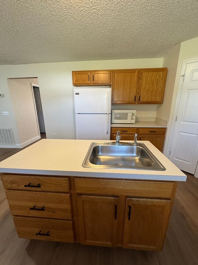 Building Photo - Spacious and Comfortable House for Lease