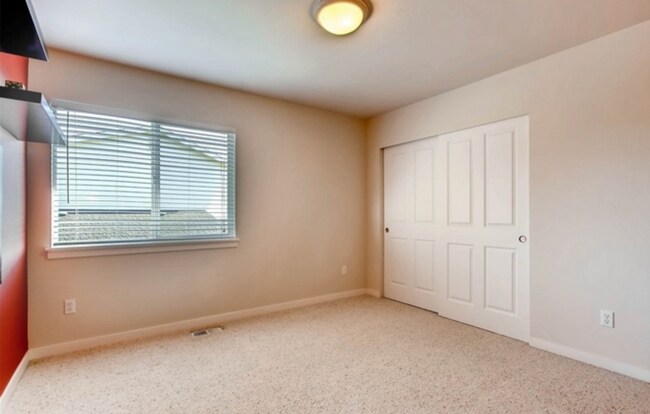 Building Photo - Beautiful 5 Bed 2.5 Bath Renton Home!