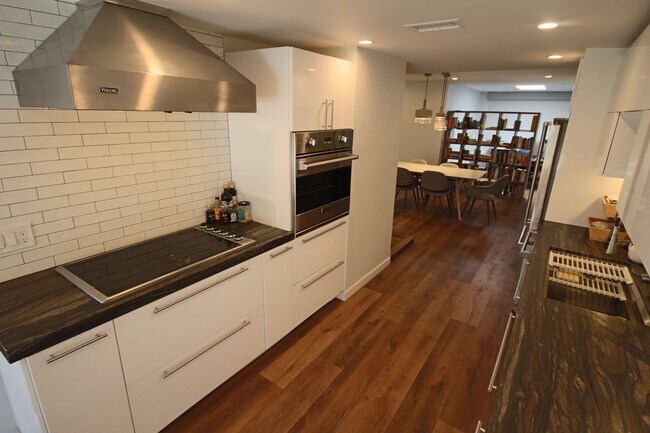 Building Photo - Furnished Recently Renovated Townhome