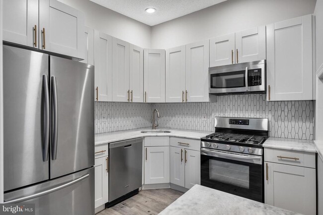 Building Photo - 98 Chambord Ct