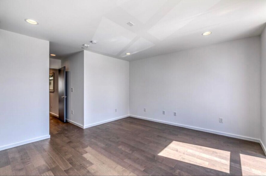 Building Photo - 629 W Oxford St