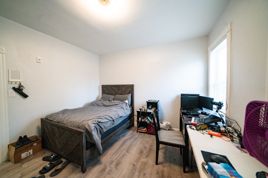 Building Photo - 137 Centre St