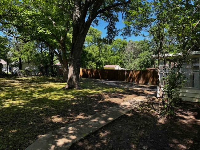 Building Photo - 321 Alexander Ave