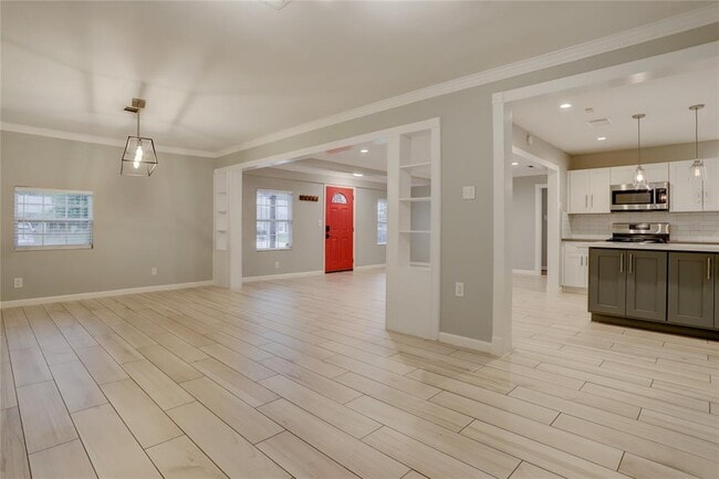 Building Photo - 6807 Schiller St