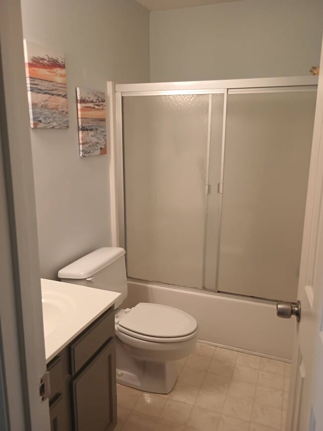 Building Photo - 111 S Oak Ct