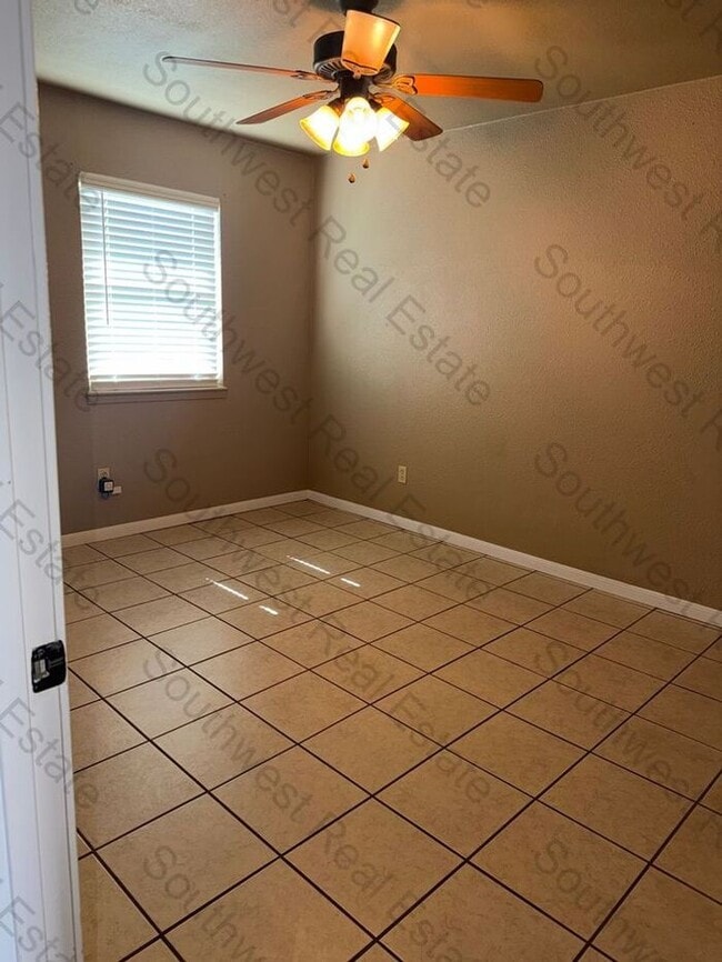 Building Photo - Spacious 2 bedroom 1 Bath apartment- Close...