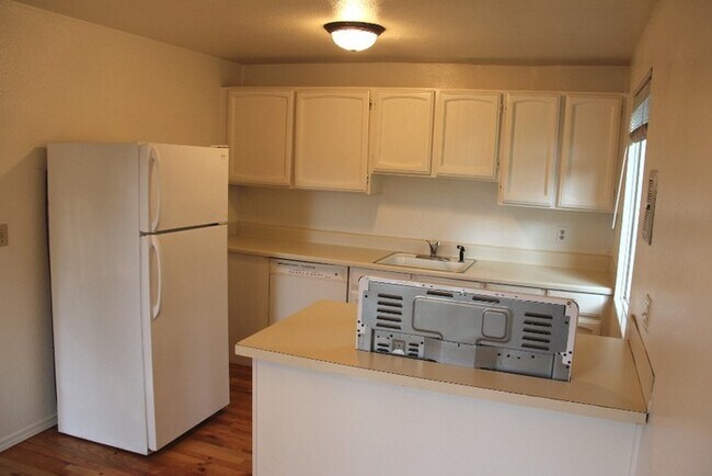 Building Photo - 3 Bed, 1 Bath Duplex in Lake Oswego