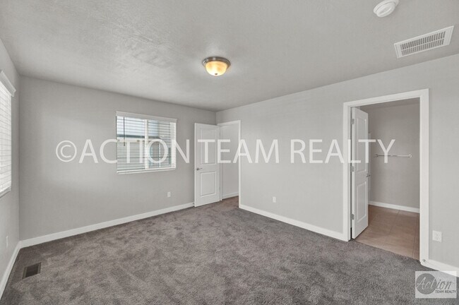 Building Photo - Beautiful Townhome in Bluffdale