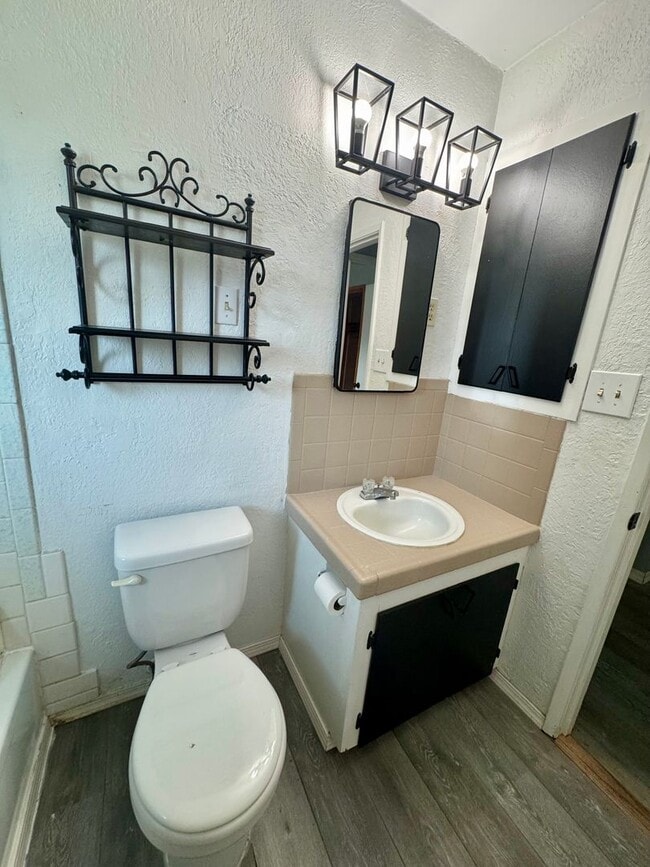 Building Photo - Renovated 2 bed 1 bath duplex near town ce...