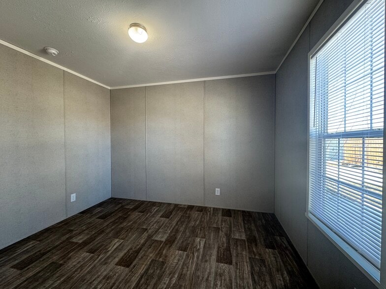 Building Photo - 4484 Goldenrod Dr