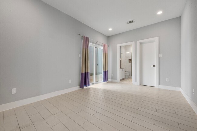 Building Photo - 6106 Clarkson Ln