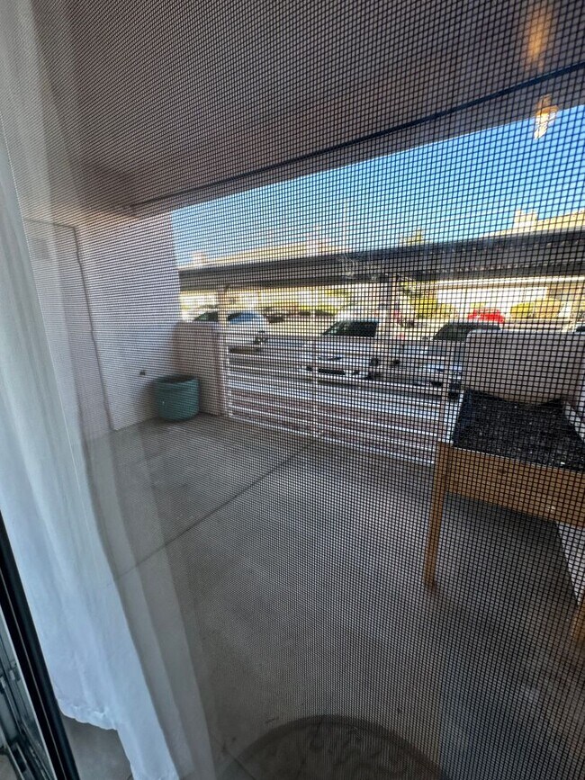 Building Photo - MUST SEE 2 BEDROOM CONDO!