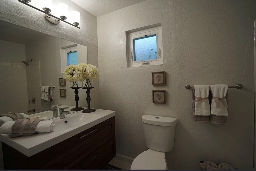 Bathroom 2 Master - 2515 Oliver Ave