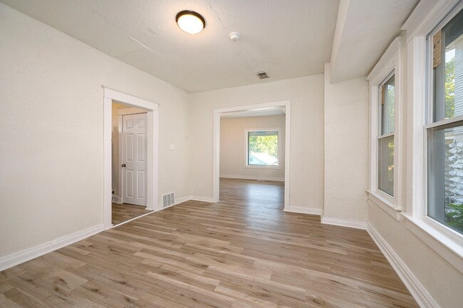 Building Photo - 5 Bedroom Home Near Central Park and Centr...