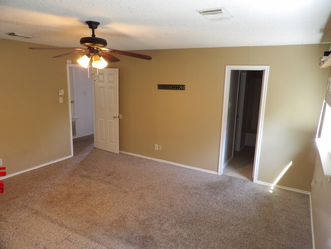 Building Photo - 6610 Beech Trail Dr
