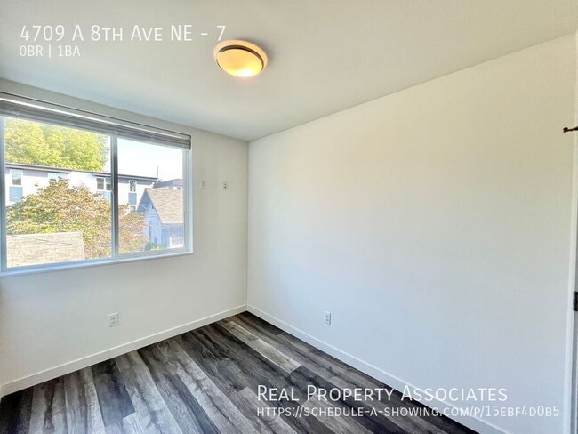 Building Photo - Modern Townhome with ROOMS Available in Un...