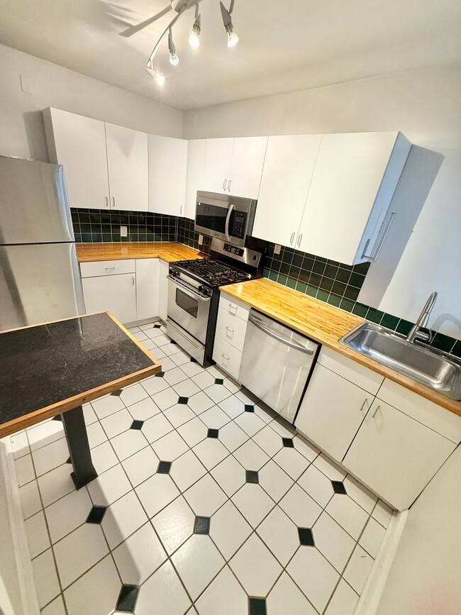 Building Photo - **BEST DEAL**Ghent -2 Bedroom condo 2nd Fl...