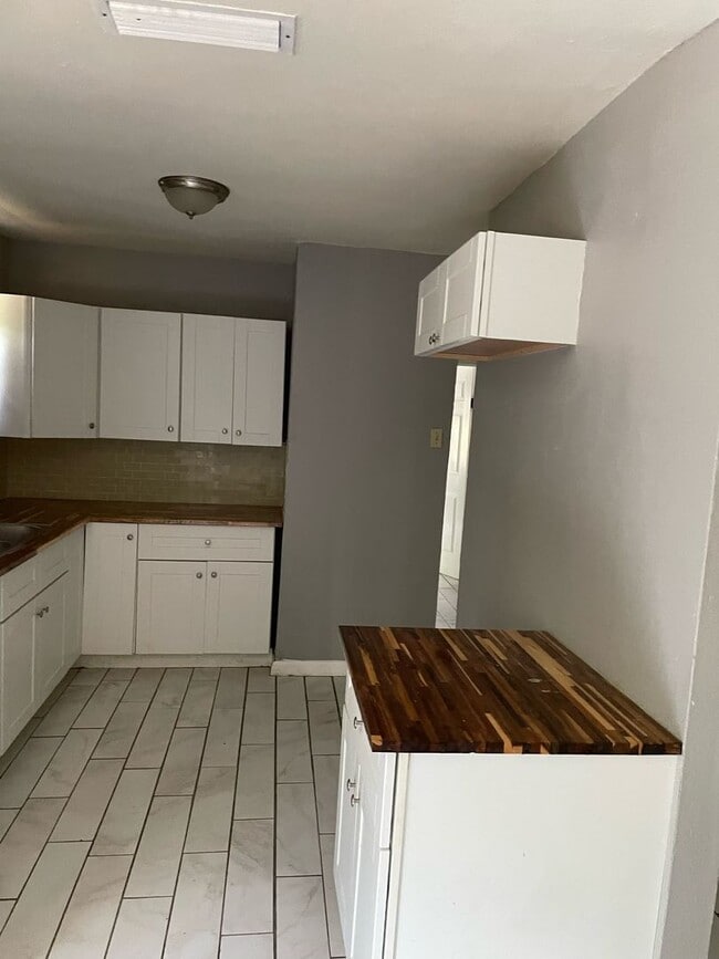 Building Photo - 3 Bedroom 1 Bath in Southern Hills