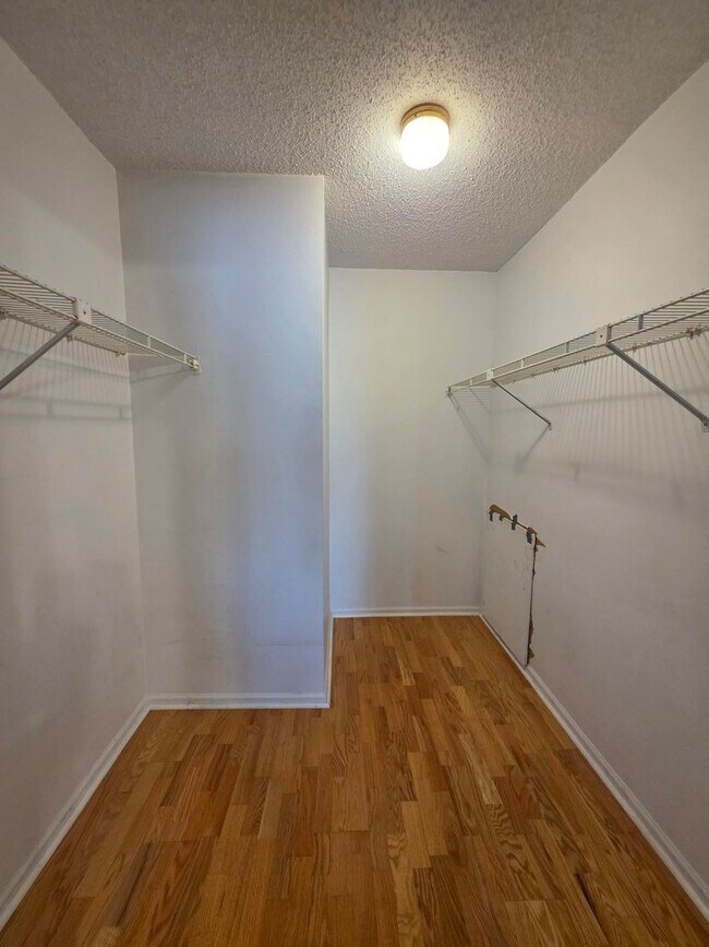 Building Photo - Furnished 2-Bedroom, 2-Bathroom Condo in Tampa