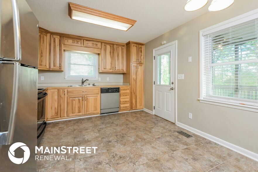 Building Photo - 4501 Oak Dr