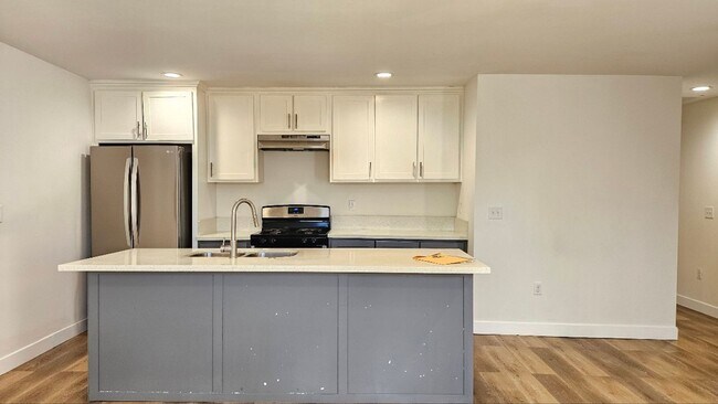 Building Photo - 326 E 73rd St