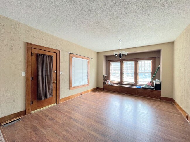 Building Photo - Spacious 3 bedroom home with finished base...