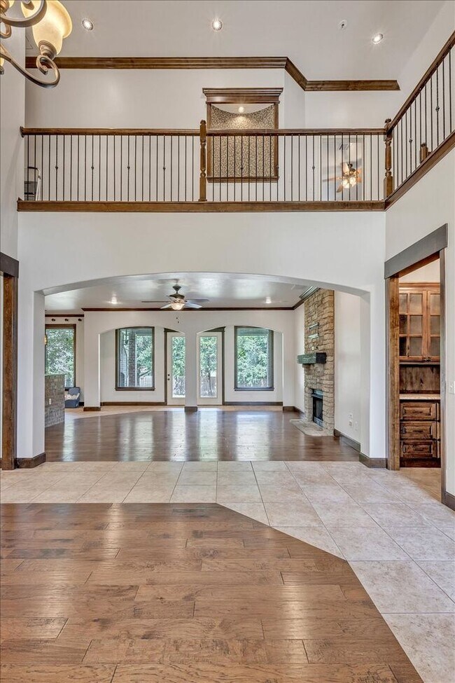 Building Photo - Gorgeous Executive Home - Open Plan - Stor...