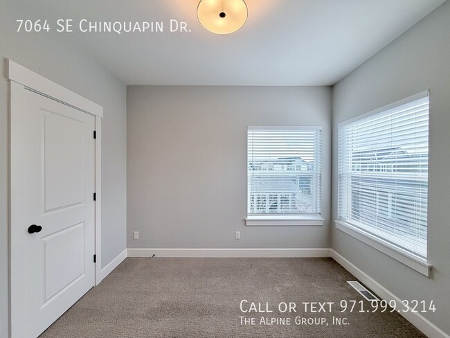 Building Photo - 7064 SE Chinquapin Dr