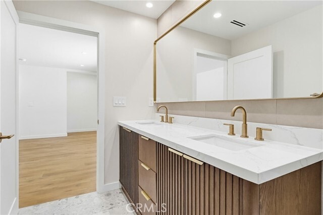 Building Photo - 5440 Alcove Ave