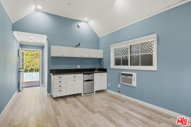 Building Photo - 4316 N Clybourn Ave