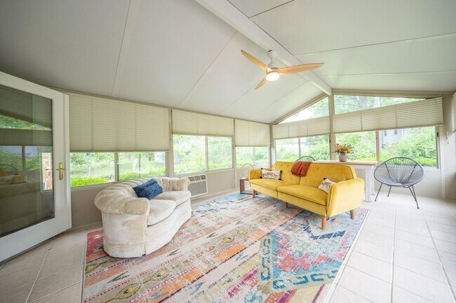 Building Photo - Charming Home in Valley View Gardens