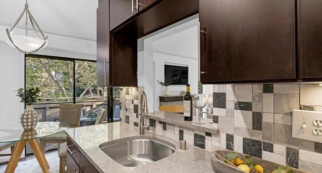 Building Photo - "Chic & Cozy 1-Bedroom Retreat with Modern...