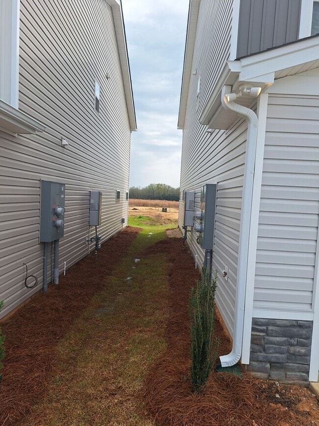 Building Photo - Remarkable 3 bd and 2.5 ba Townhome with Great Amenities and Close to Fort Jackson!