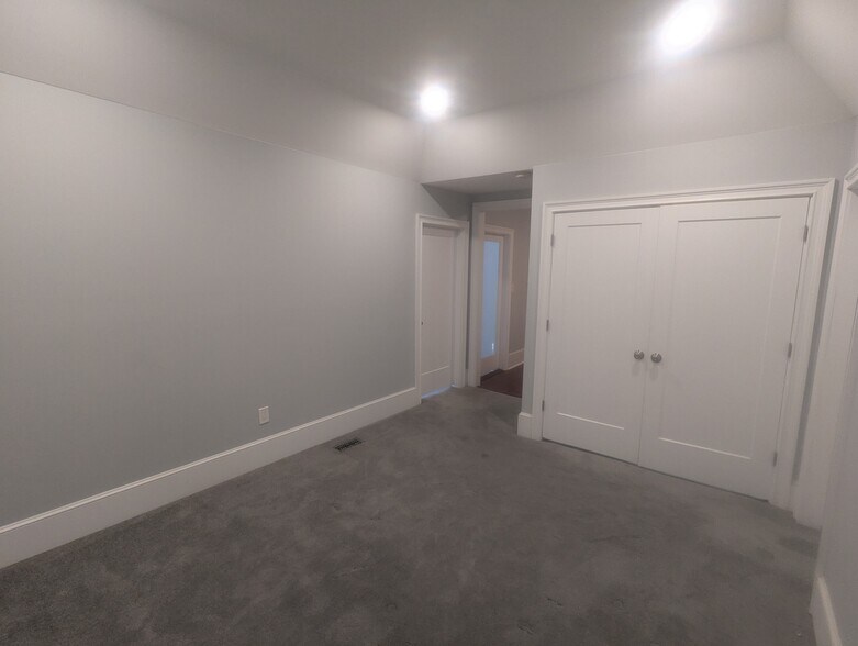 Den - 35 Clinton Ave